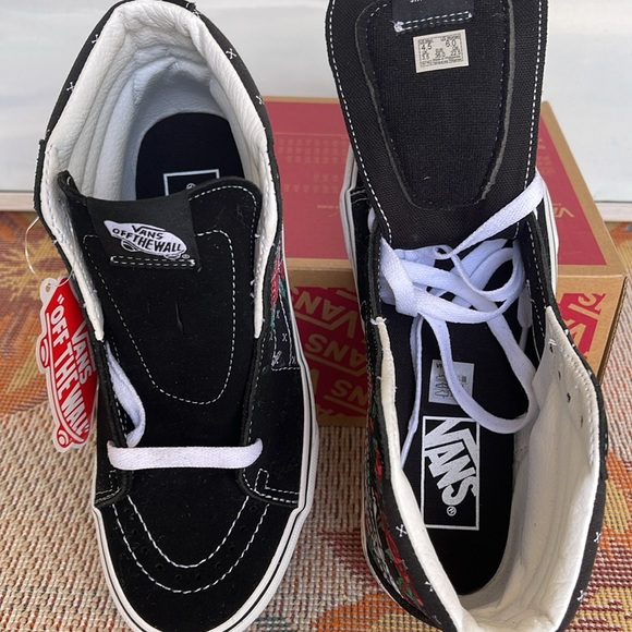 Vans WMNS Sk8-Hi
Rose Skulls Black/True White 
VN0007P6BT
Sneakers - Picture 12 of 16